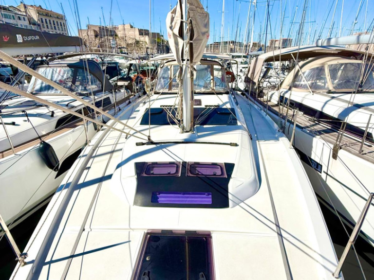 Sailboat to hire Marseille at the best price