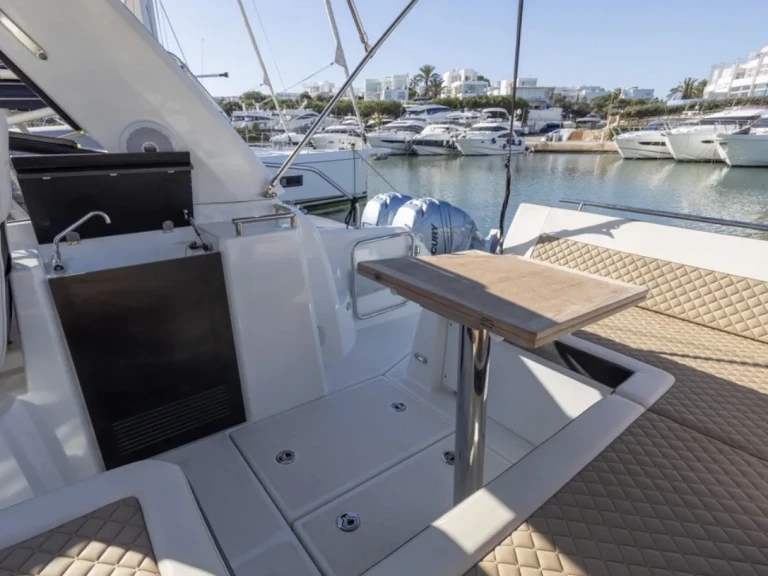 Charter a Jeanneau Leader 10 in Palma de Mallorca on Samboat