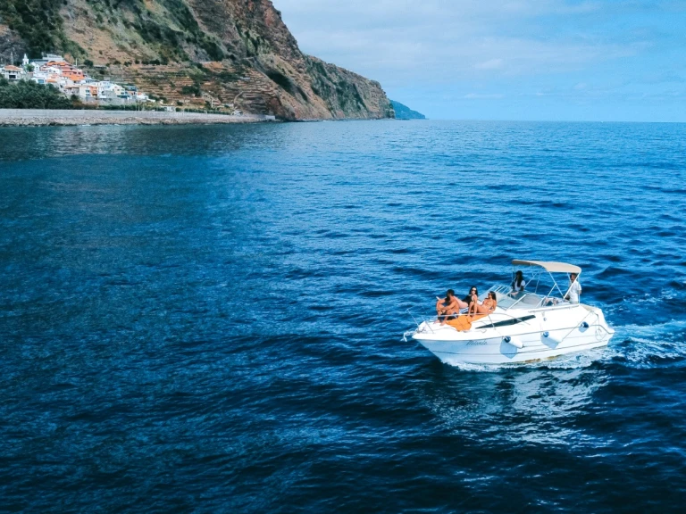 Hire Motorboat Bayliner with a boat licence