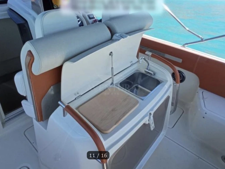 Hire Motorboat Invictus  with a boat licence