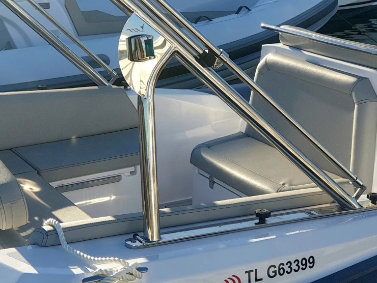 Hire RIB Zodiac with a boat licence