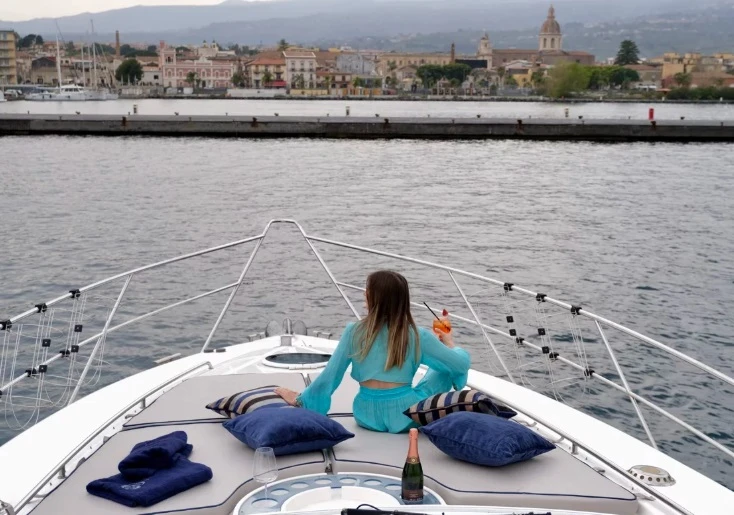 Hire Motorboat Fairline with a boat licence