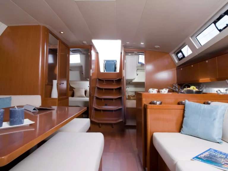 Hire Sailboat Bénéteau with a boat licence