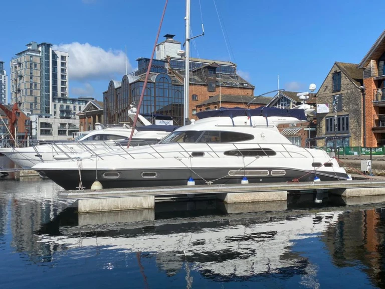 Hire Luxury Yacht Sealine with a boat licence