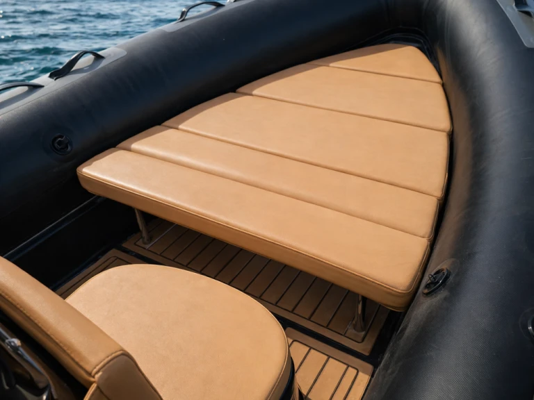 Hire RIB artboat with a boat licence