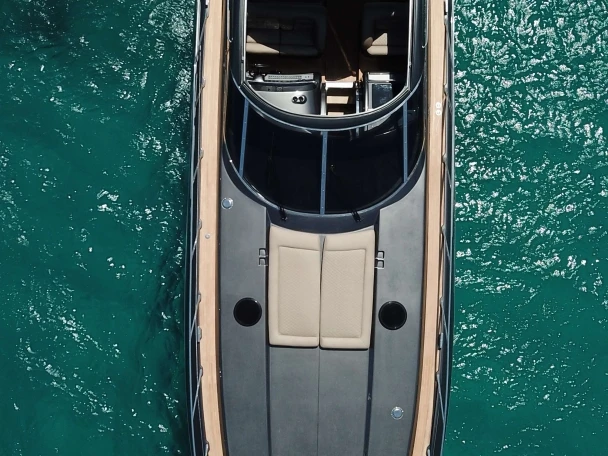 Hire Luxury Yacht Sunseeker with a boat licence