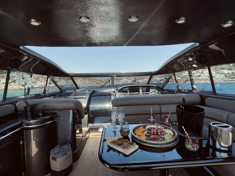 Luxury Yacht to hire Piraeus at the best price