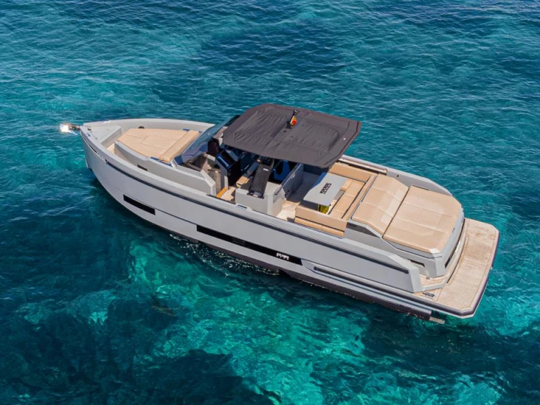 Hire Motorboat De Antonio with a boat licence