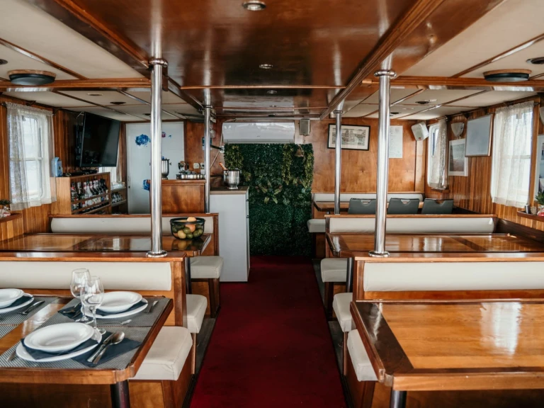 Hire Motorboat Betina with a boat licence