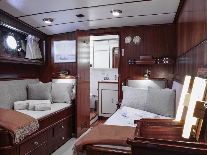 Hire Motorboat  with a boat licence