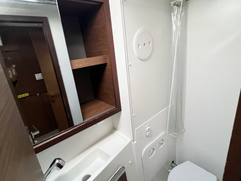 Charter a Lagoon Lagoon 40 in Alimos on Samboat