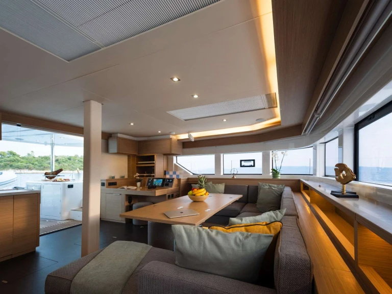 Hire Luxury Yacht Lagoon with a boat licence