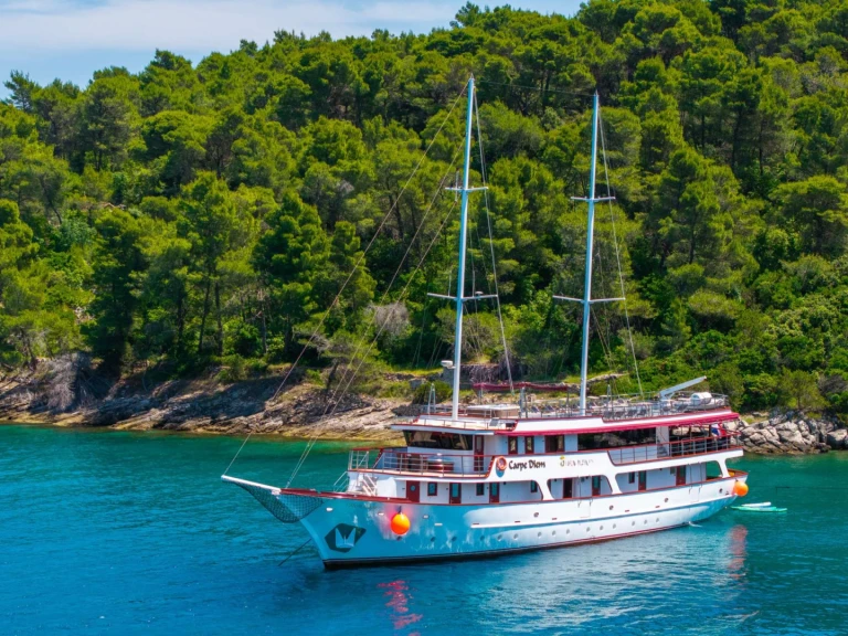 Luxury Yacht to hire Omiš at the best price