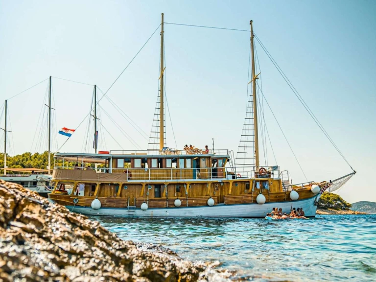 Luxury Yacht to hire Ražanj at the best price