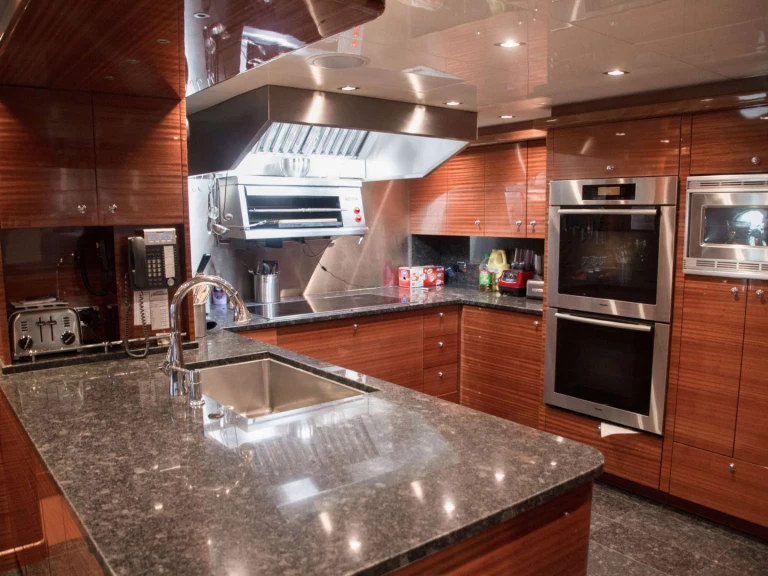 Yacht hire Bahamas cheap ASPEN ALTERNATIVE