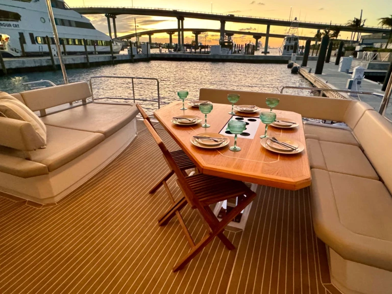 Hire Luxury Yacht with or without skipper Leopard Nassau