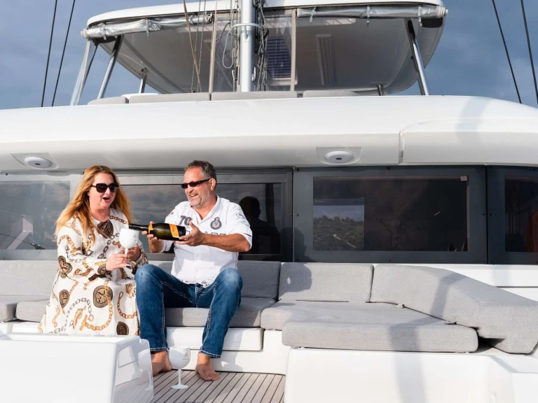 Hire Luxury Yacht Lagoon with a boat licence