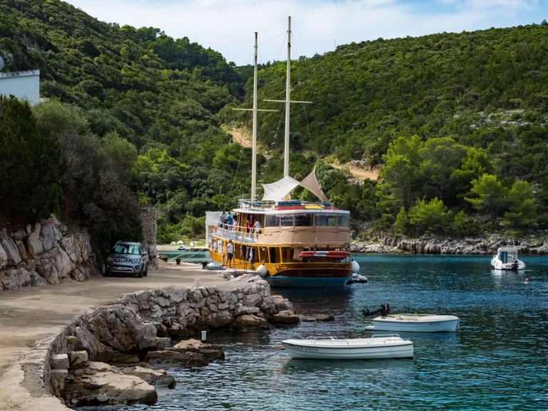 Charter a Custom NOVI DAN in Skradin on Samboat