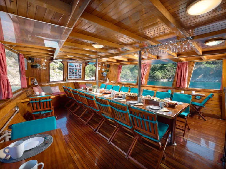 Hire Luxury Yacht Custom with a boat licence