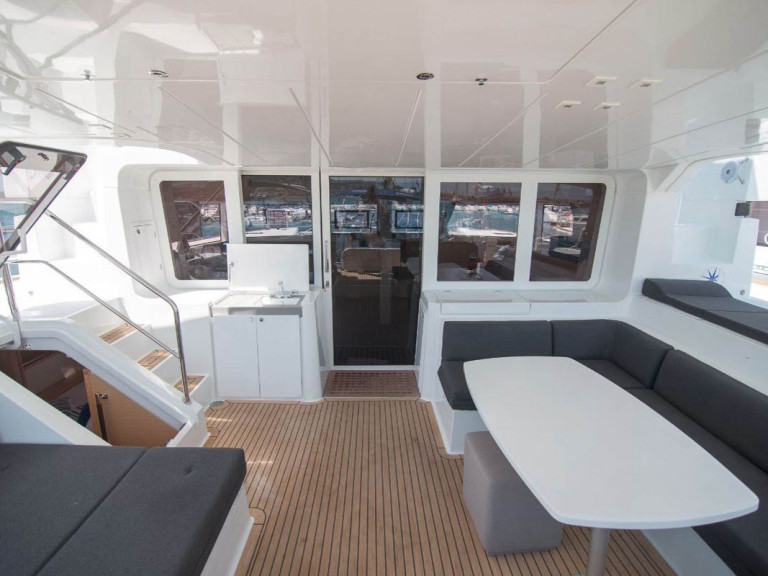 Hire Catamaran Lagoon with a boat licence