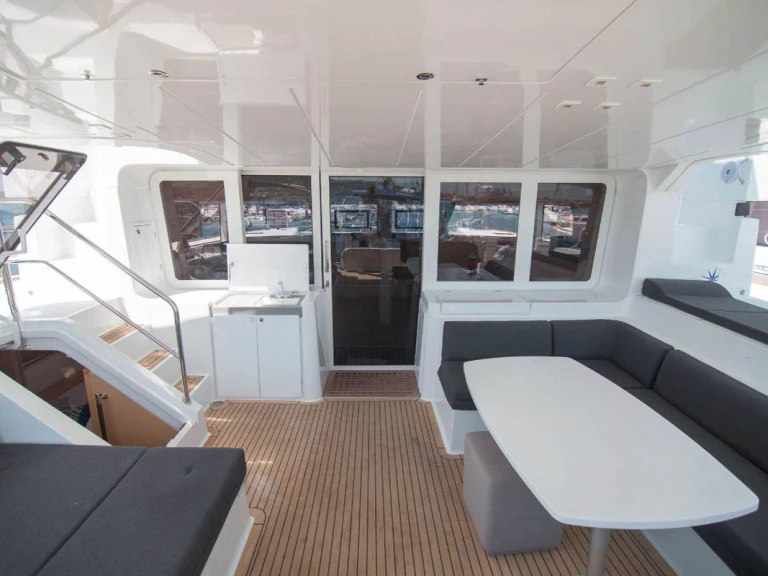 Hire Catamaran Lagoon with a boat licence