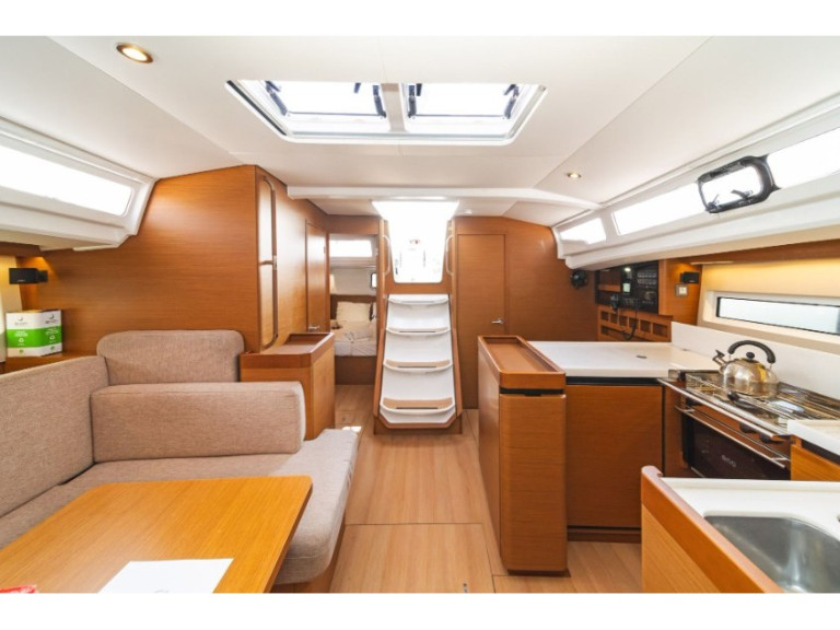 Sailboat to hire Lefkáda at the best price