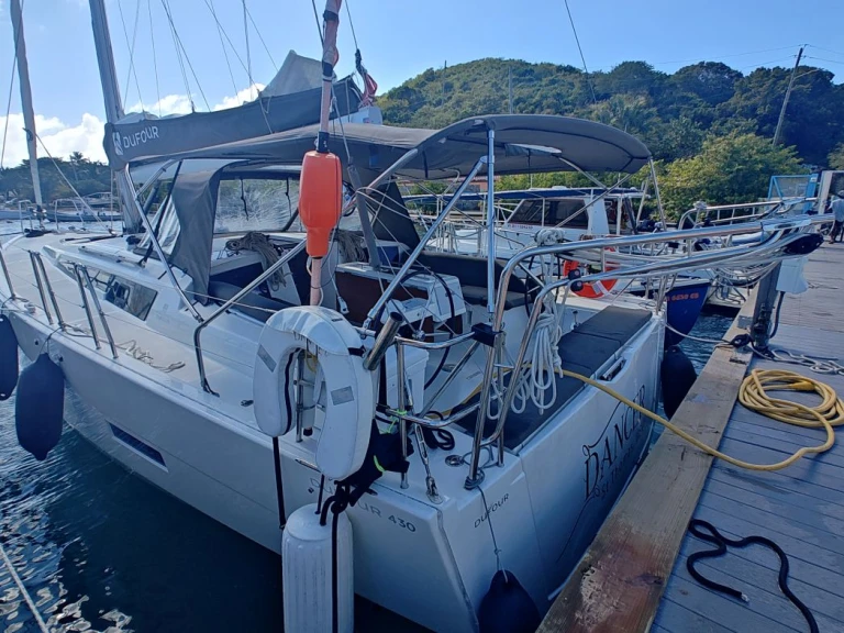 Charter a Dufour Dufour 430 in Frenchtown on Samboat