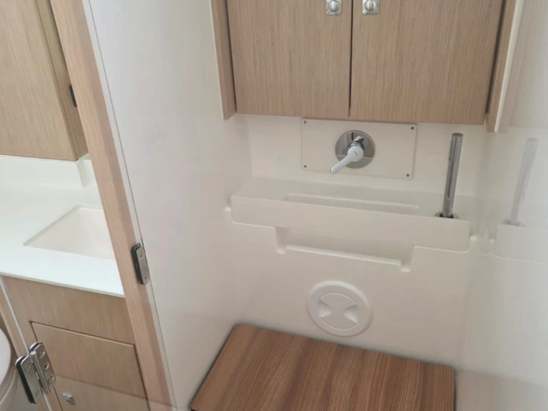 Hire a Bavaria Bavaria C57 Volos