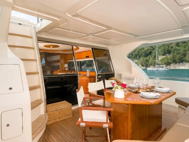 Hire Luxury Yacht Fairline with a boat licence