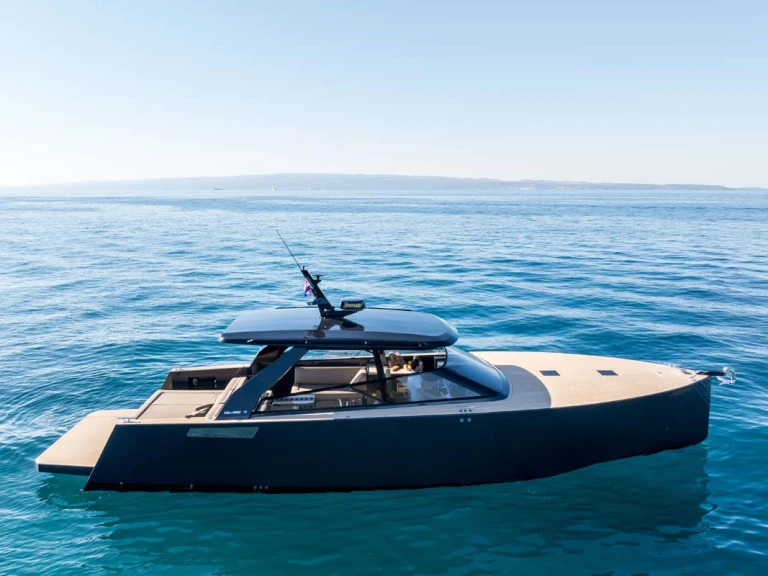 Hire Luxury Yacht Colnago with a boat licence