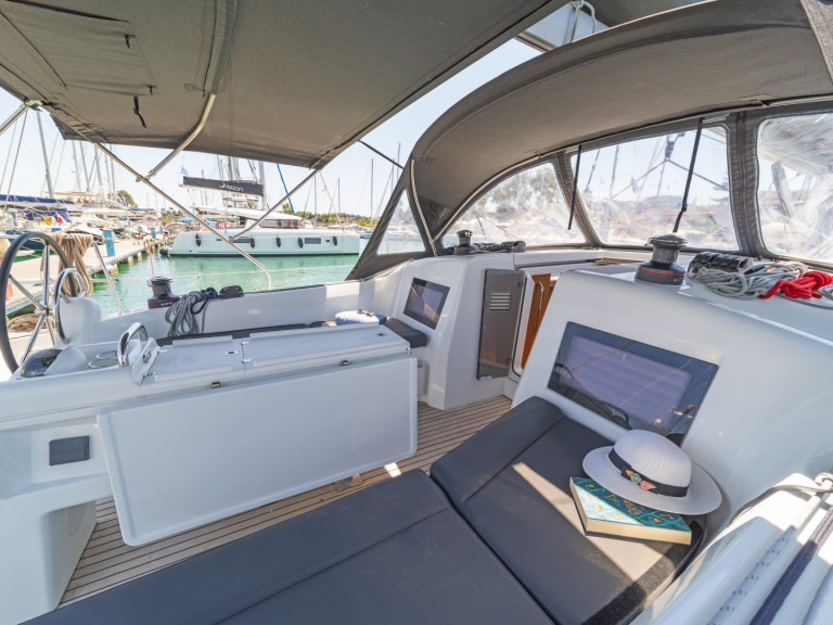 Yacht hire Alimos cheap Sun Odyssey 410
