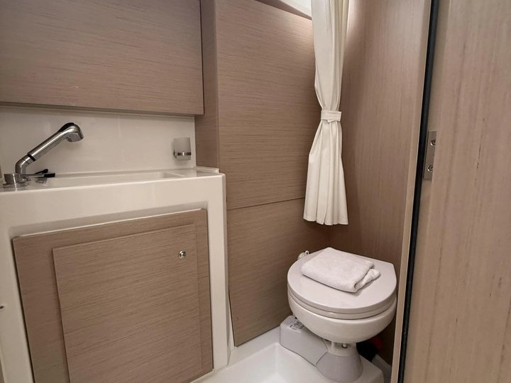 Hire a Bénéteau Oceanis 37.1 Alimos