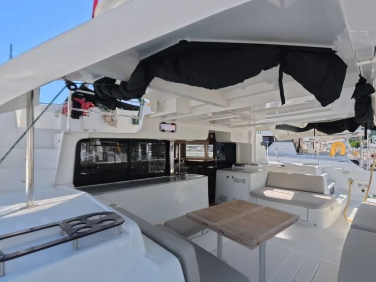 Hire Catamaran Lagoon with a boat licence