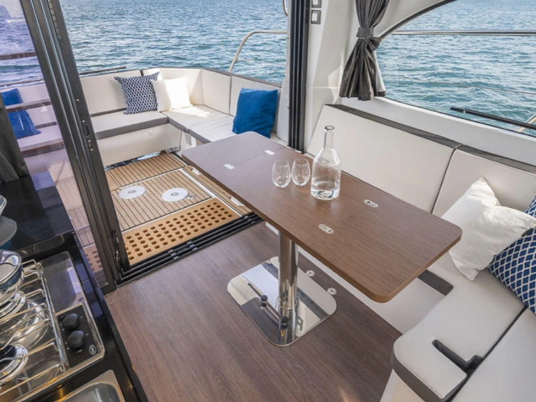 Charter a Bénéteau Antares 11 FLY in Saint-Mandrier-sur-Mer on Samboat