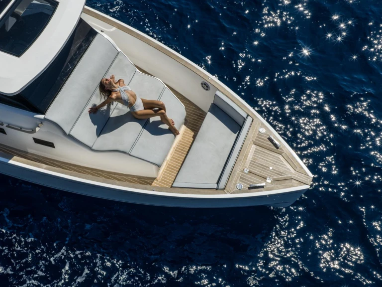 Hire Motorboat Yacht with a boat licence