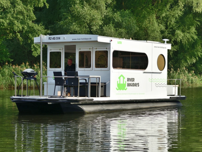 Canal boat hire in Lübz - A Rollyboot