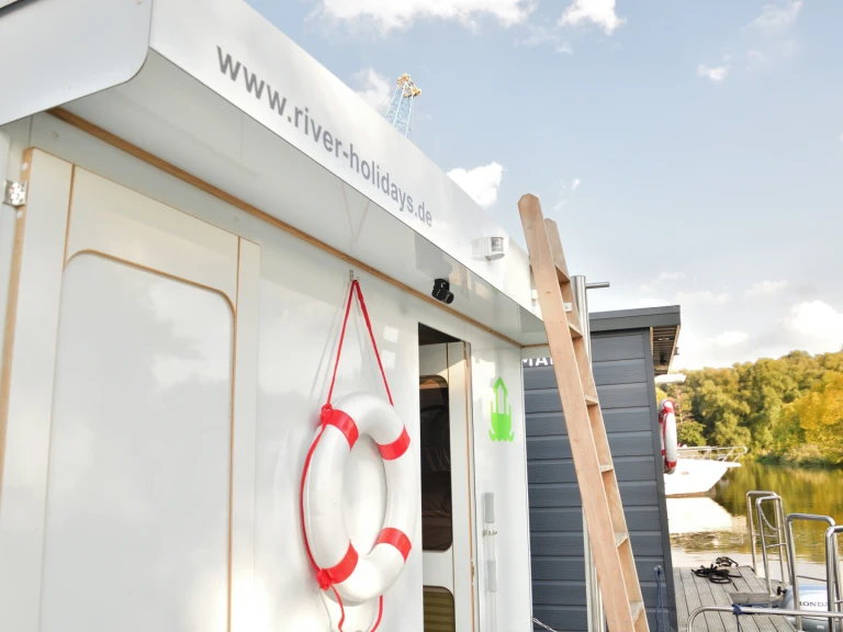 Hire Canal boat A with a boat licence