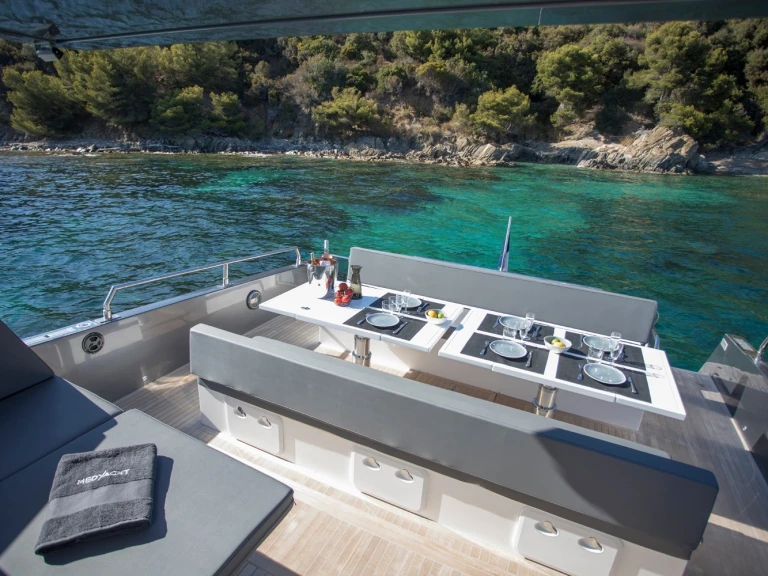Motorboat to hire Marine de Sant'Ambrogio at the best price