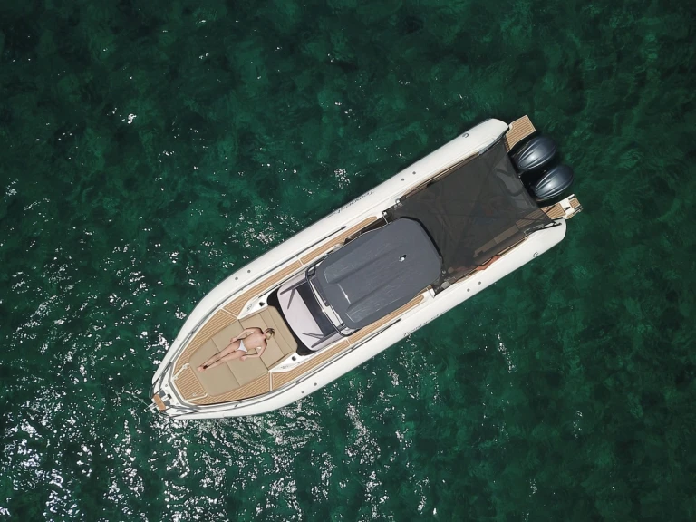 Hire a Capelli Tempest 1000 WA Marine de Sant'Ambrogio