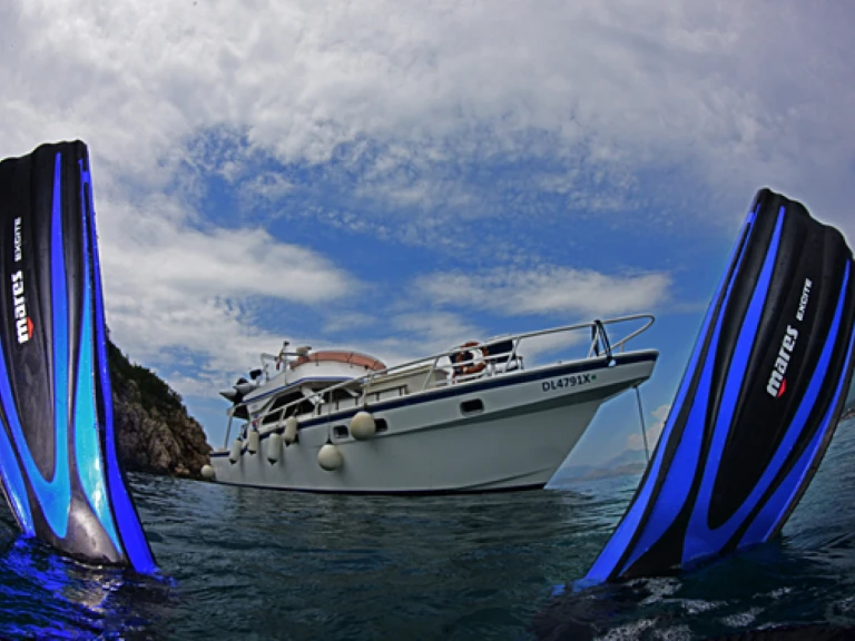 Hire Motorboat Custom Made with a boat licence