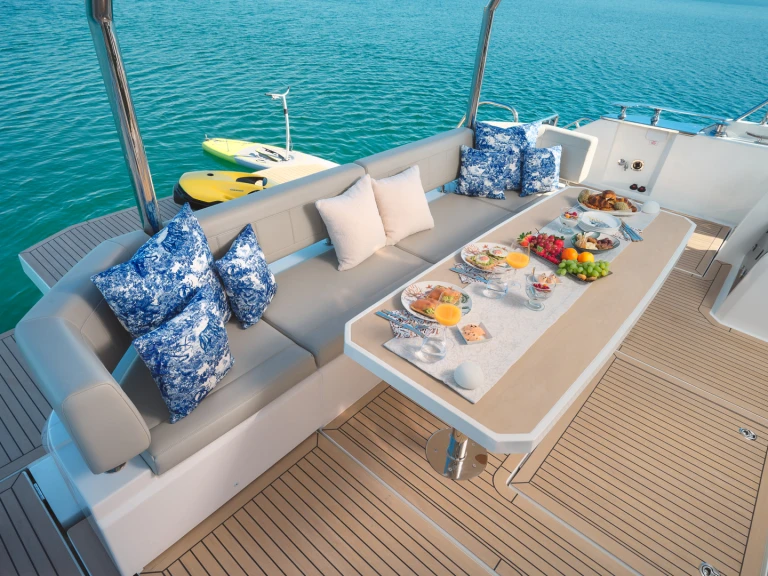 Hire Motorboat Aquila with a boat licence