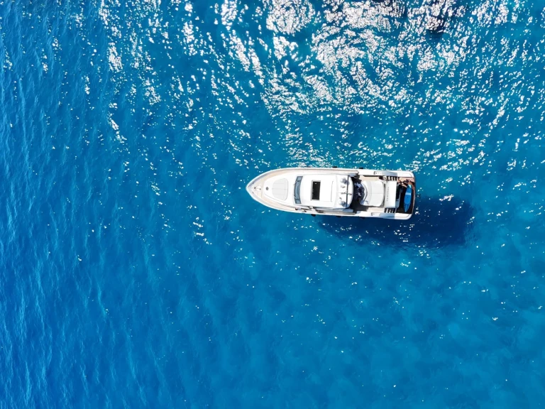 Hire Luxury Yacht Bayliner with a boat licence