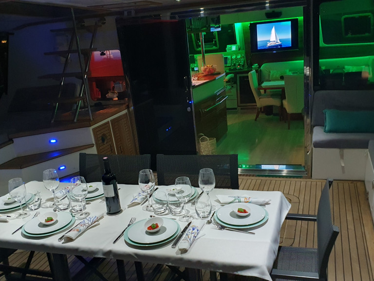 Charter a Sunreef Sunreef 62 in Saint-Tropez on Samboat