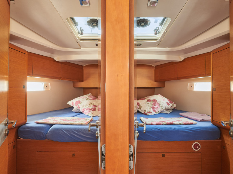 Hire Sailboat Jeanneau with a boat licence