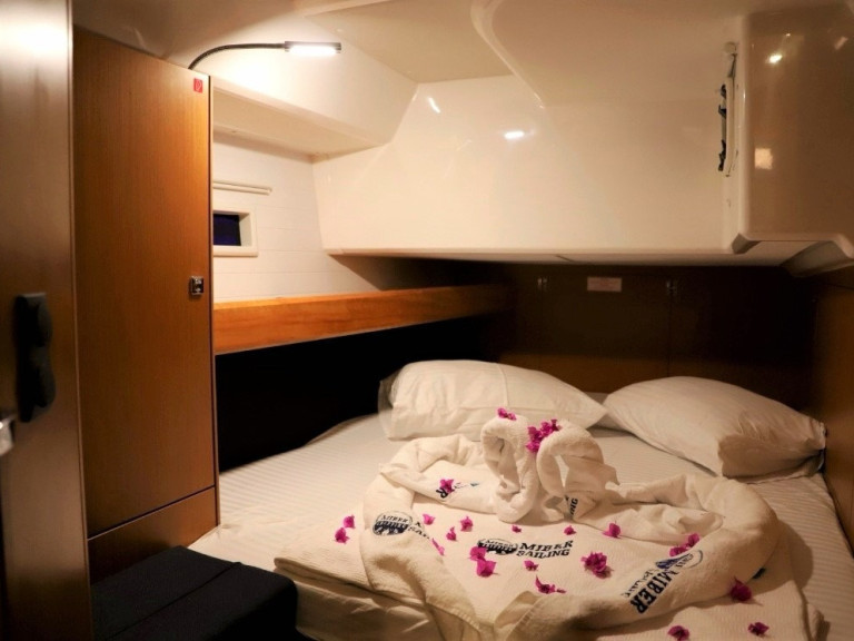 Hire Sailboat Bavaria with a boat licence