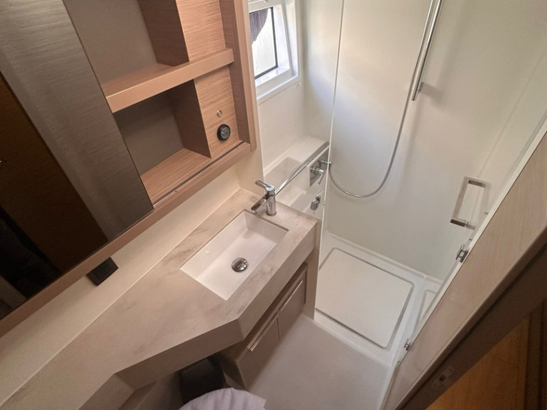 Hire Catamaran Lagoon with a boat licence