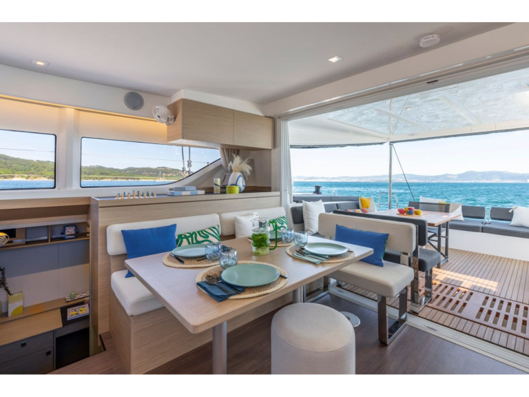 Hire Catamaran Lagoon with a boat licence