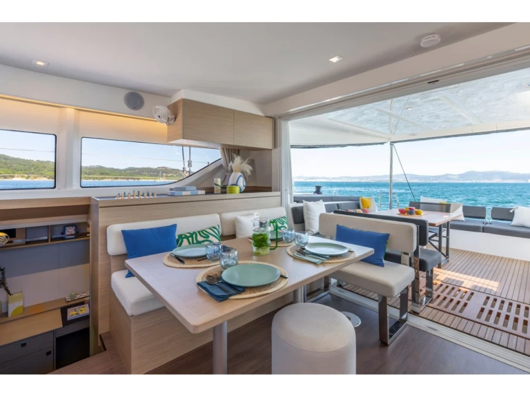 Hire Catamaran Lagoon with a boat licence