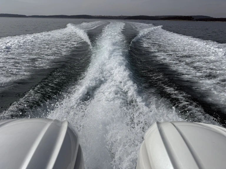 Hire Motorboat with or without skipper Jeanneau Medulin