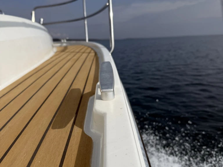 Hire Motorboat Jeanneau with a boat licence